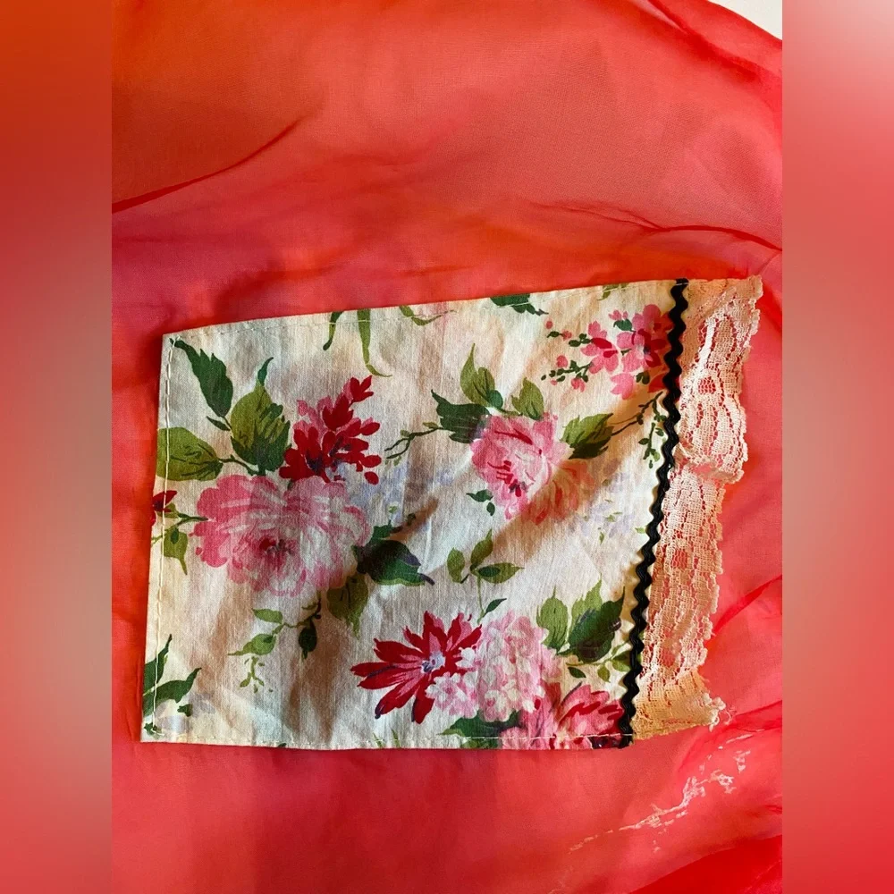 Vintage Red Black and Floral Print Waist Tie Apron With Pocket